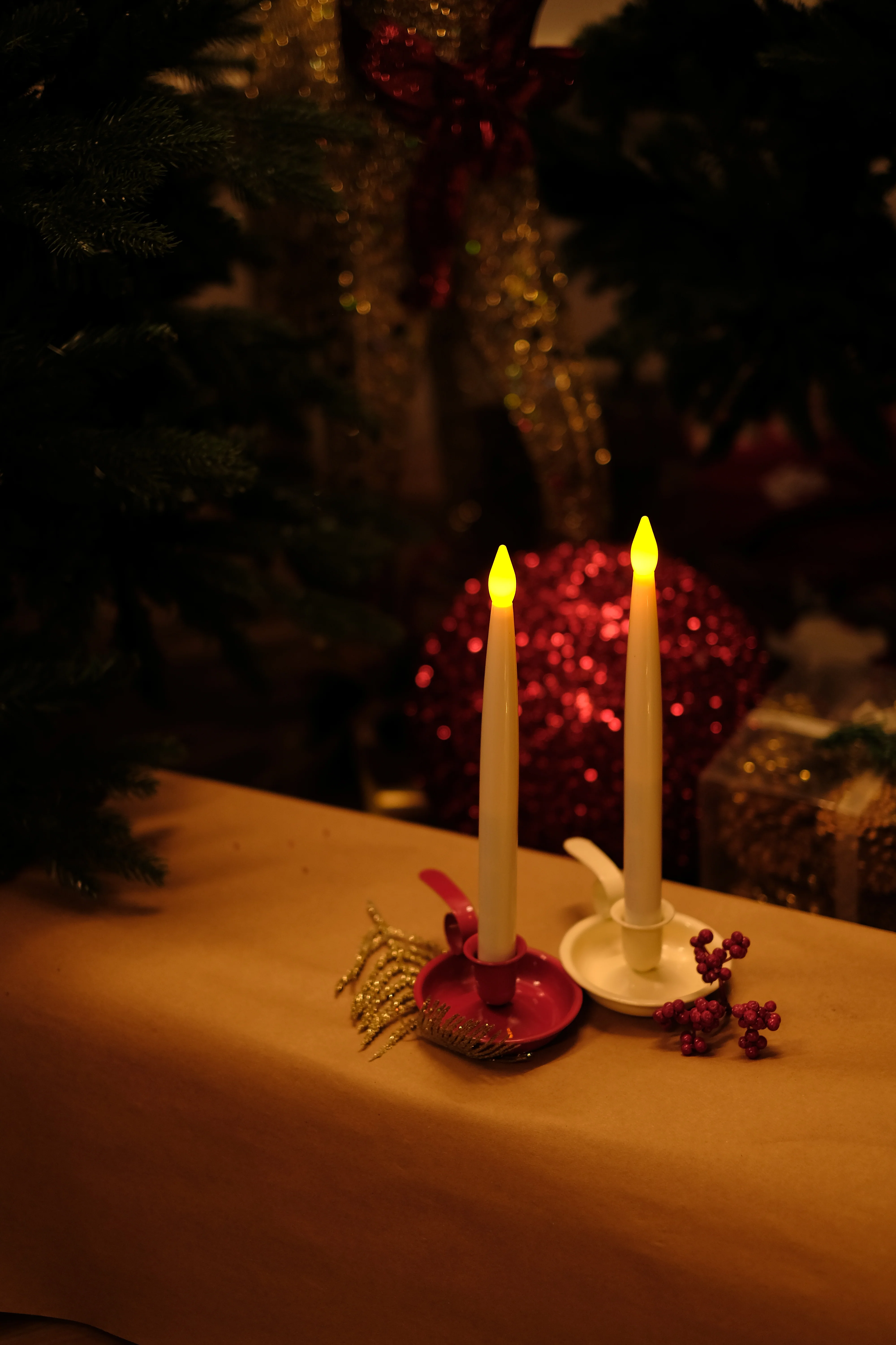 ELINE by SWEN, pack of 2 red and white saucer style metal candle holders with loop handle - Image 2