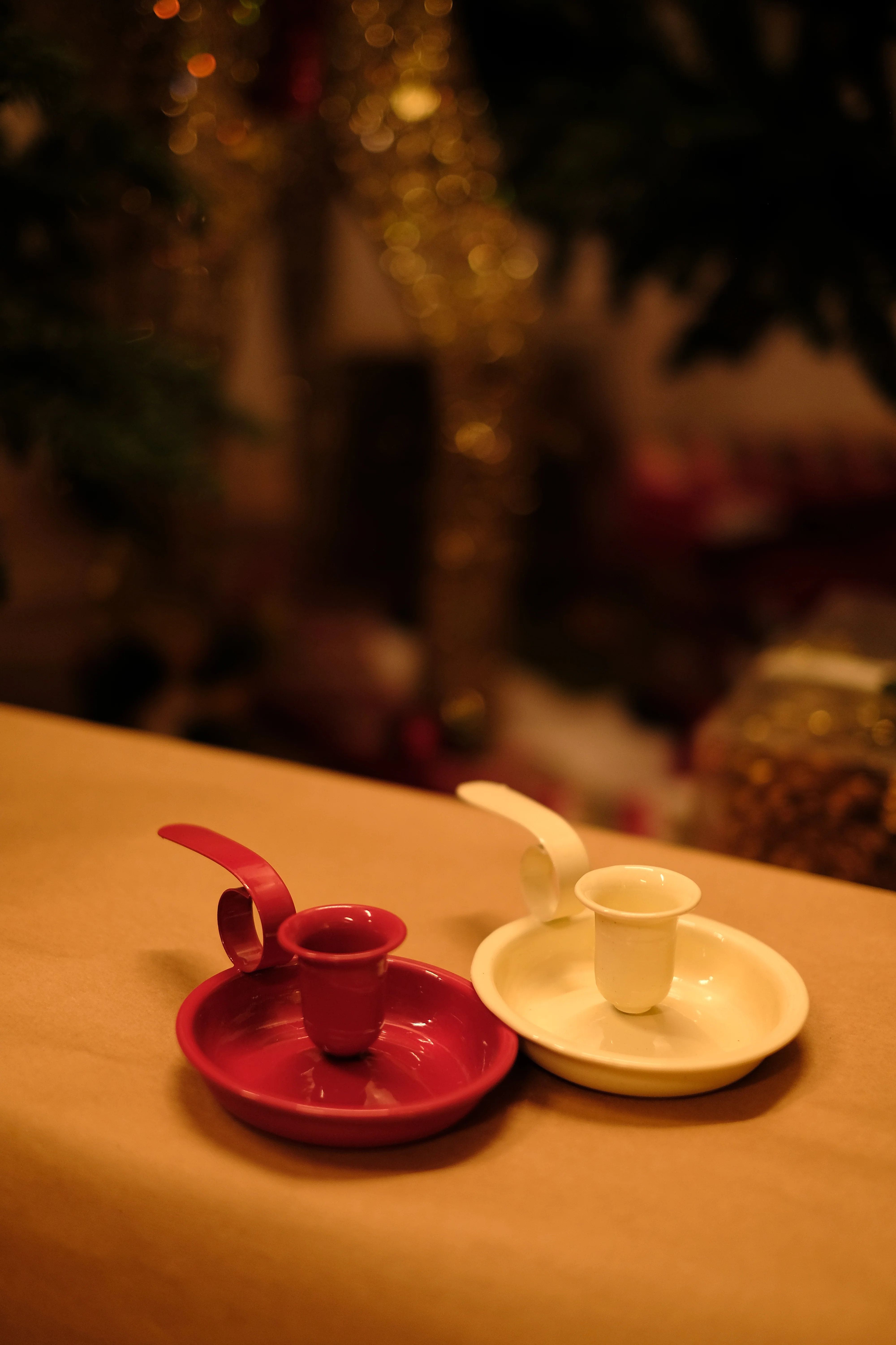 ELINE by SWEN, pack of 2 red and white saucer style metal candle holders with loop handle - Image 5
