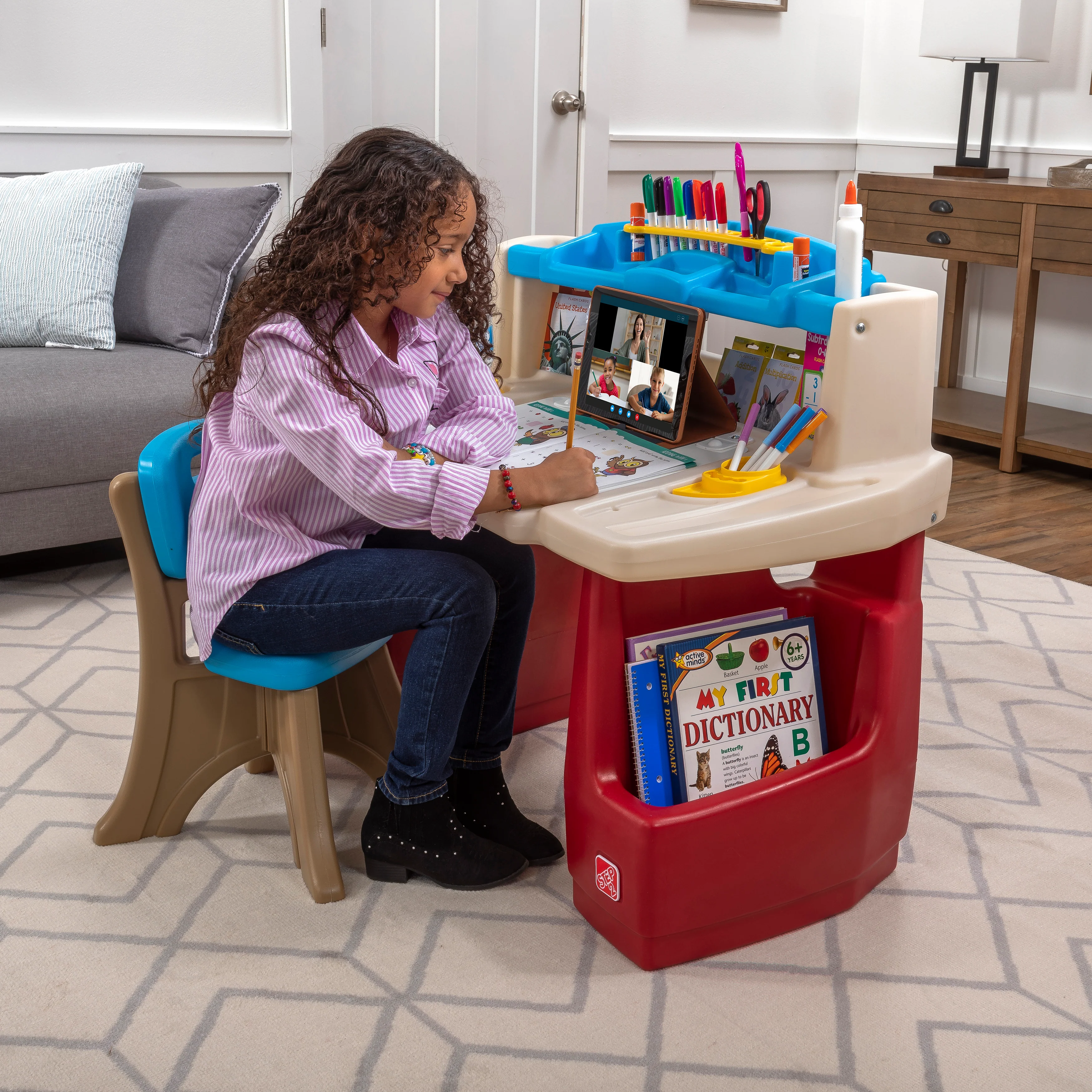 Step2 Deluxe Art Master Desk - Image 4