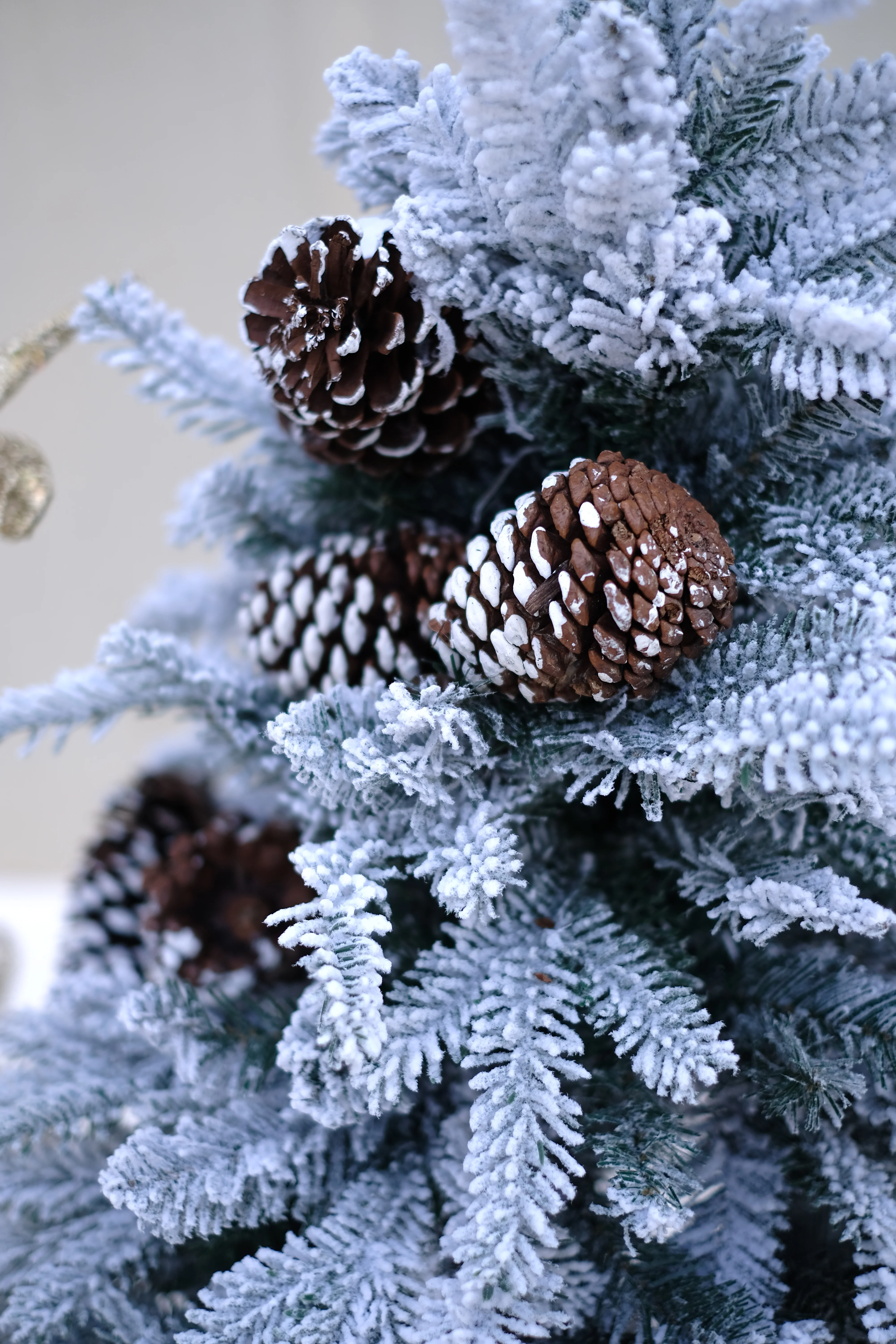 SWEN 4 feet EATON christmas tree with frosting and pine cones - Image 4
