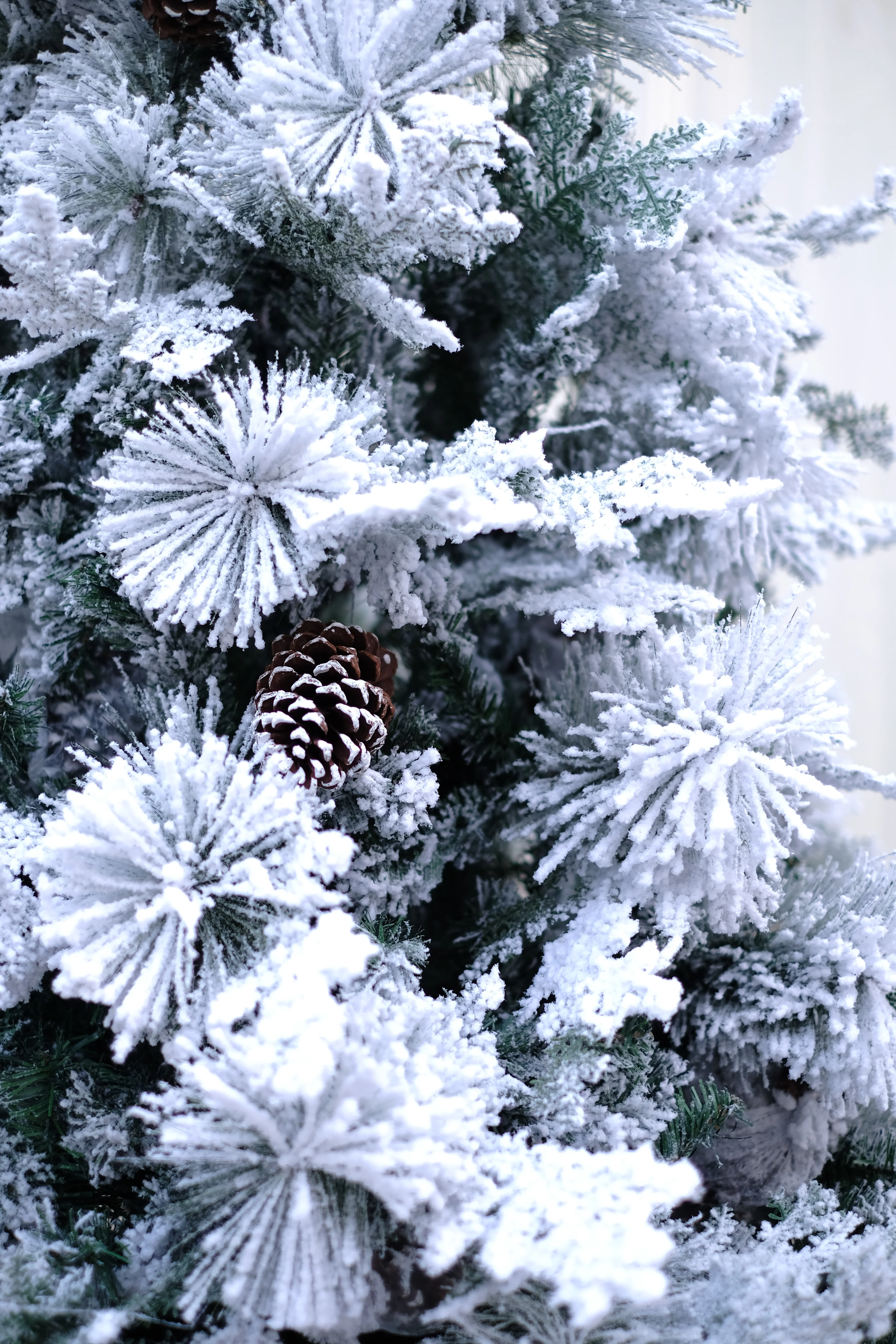 SWEN 8 feet TRUE STAR christmas tree with broad pine leaves, frosting and pine cones - Image 3