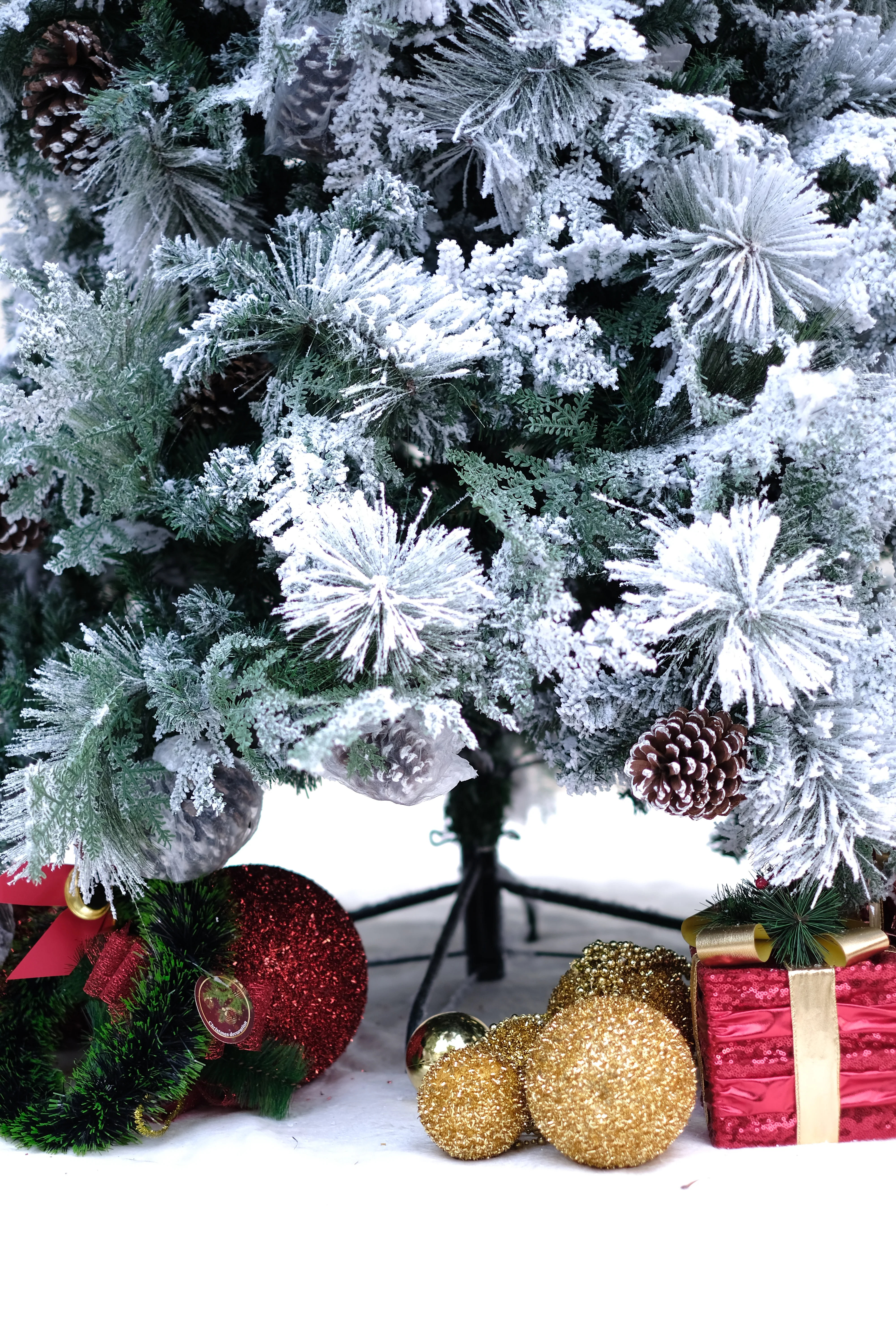SWEN 8 feet TRUE STAR christmas tree with broad pine leaves, frosting and pine cones - Image 5