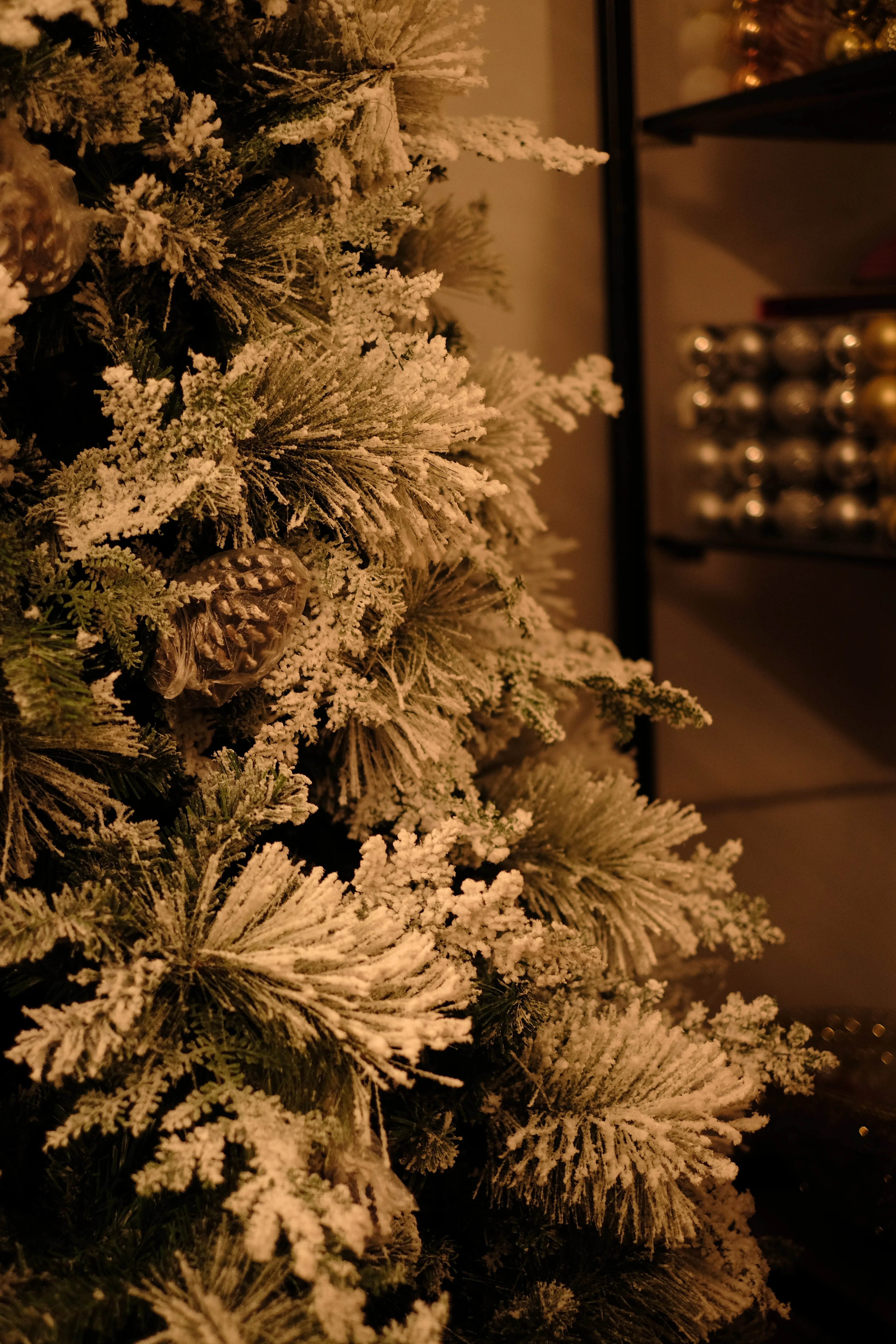SWEN 8 feet TRUE STAR christmas tree with broad pine leaves, frosting and pine cones - Image 6